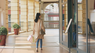 4k女生在商品城逛街视频素材