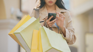 购物女性网上购物使用手机慢动作视频视频素材
