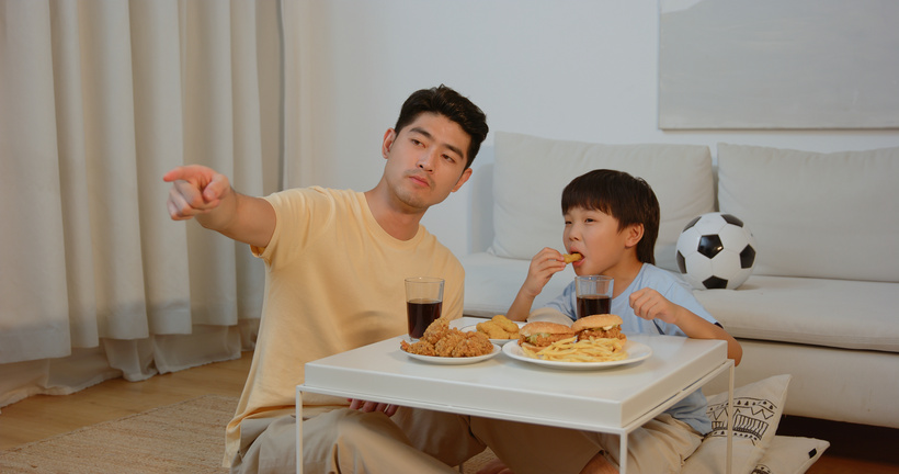 父子看电视吃零食兄弟两人