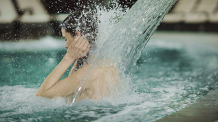 在游泳池中接受水疗的妇女按摩制服视频素材