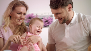 快乐的父母和婴儿玩耍甜蜜家庭的肖像视频素材