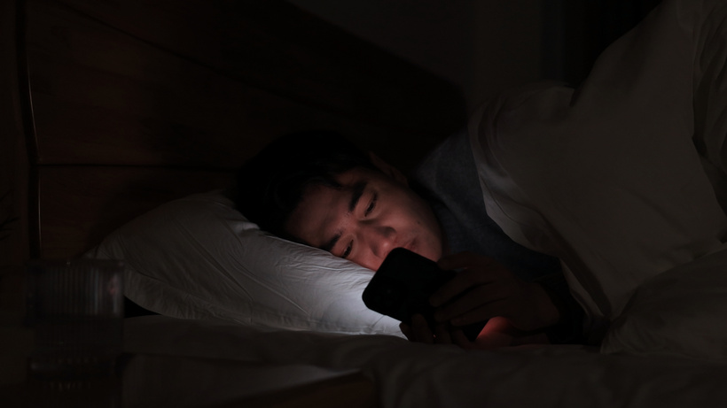 深夜玩手机的男性