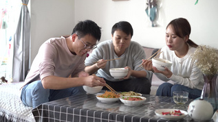 4K家庭聚餐兄妹一起开心吃午饭 视频素材
