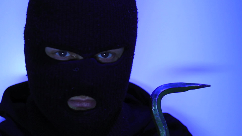 凶狠眼神的蒙面男子mp4