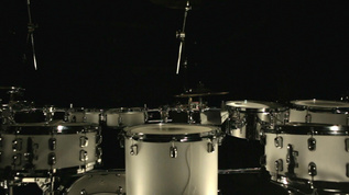 鼓设备黑暗工作室设置鼓具音乐包器视频素材