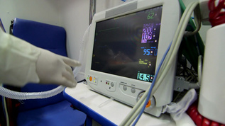 医生在救护车中向监测多参数病人监视器屏幕视频素材