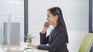 女性客服沟通视频素材