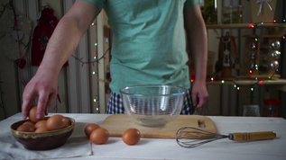 厨师打蛋把鸡成玻璃碗厨师做饭视频素材