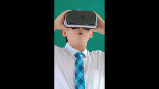 戴VR眼镜的男生竖构图视频视频素材