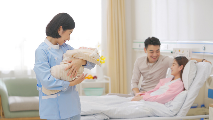 4k母婴月子中心月嫂照看怀抱里的新生婴儿悉心照料