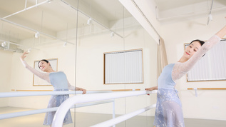 舞蹈演员对着镜子练习视频模板下载