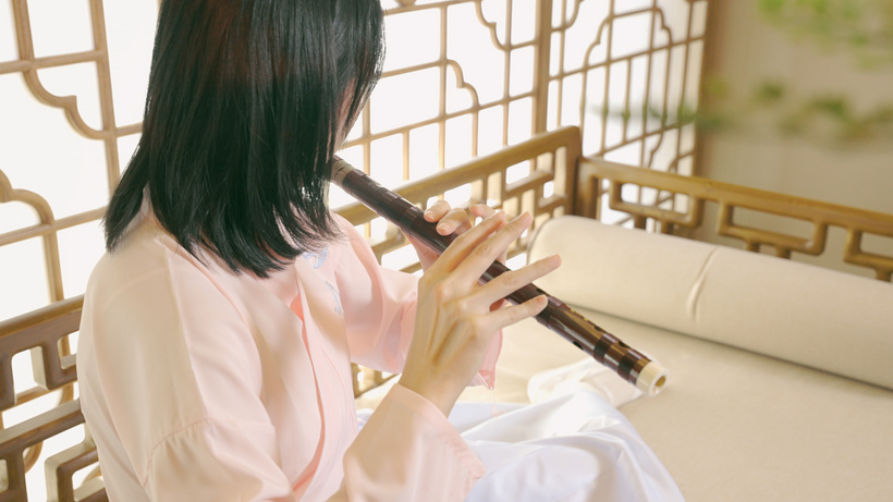 4k女性演奏竹笛民乐背影女同胞