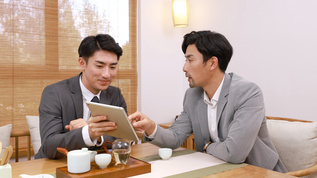 商务男士喝茶洽谈项目女同胞