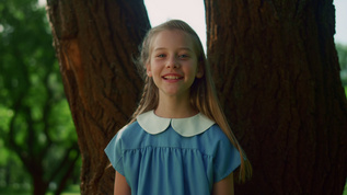 快乐的小女孩在树干上视频素材