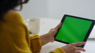 女性自由职业者在绿屏平板电脑上进行视频呼叫视频素材