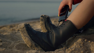 女士穿着皮鞋在海边视频素材