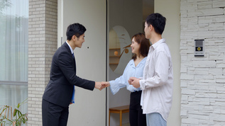 房产销售交付钥匙后与客户握手视频素材