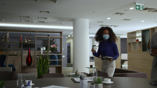 多元化的企业团队会议在办公桌上戴着面罩视频素材