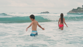 快乐的孩子们在海边玩得开心视频素材