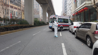 武汉街头救护车【该视频无肖像权，请勿商用】视频素材