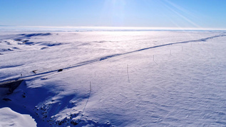 日出雪地里奔驰的车视频素材