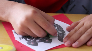 小学生用刻刀剪纸视频素材