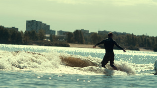 男人在海上冲浪视频素材