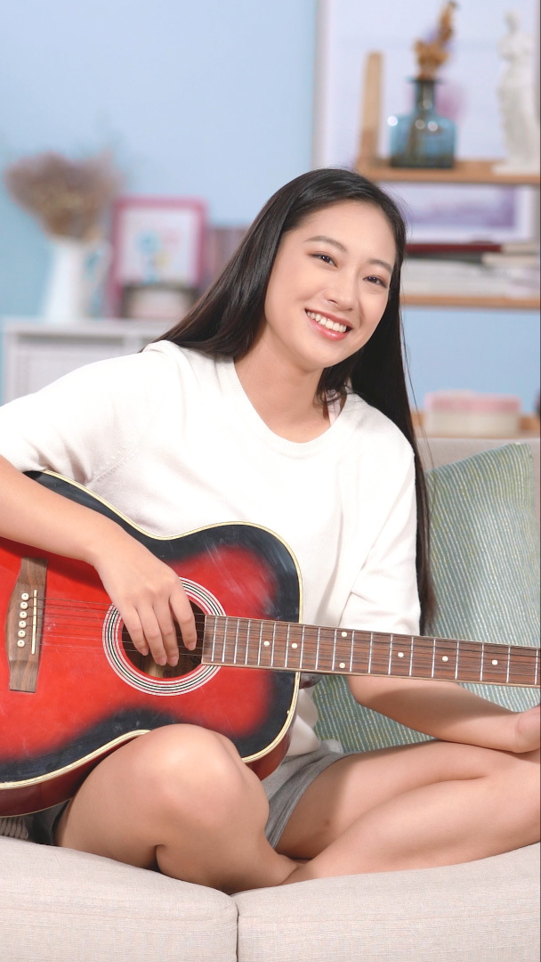 可爱女生盘腿坐在沙发上弹吉他邻家女孩mp4