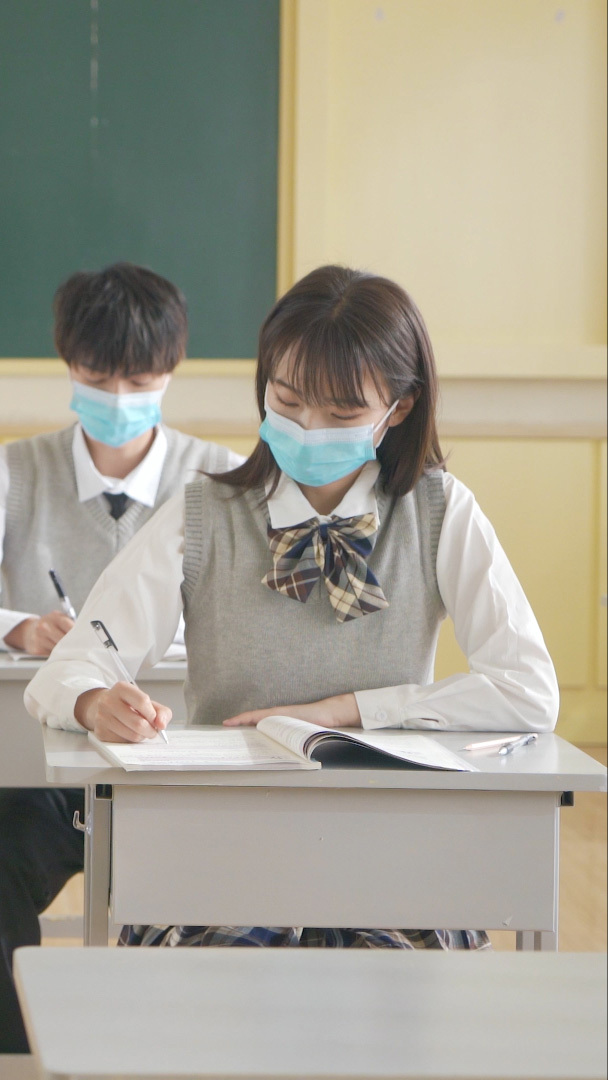 疫情期间学生戴口罩上课学习毛线帽