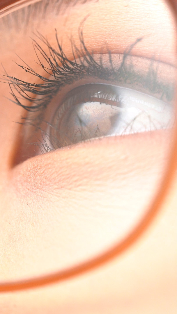 戴眼镜的女生明亮的眼睛特写黑眼珠