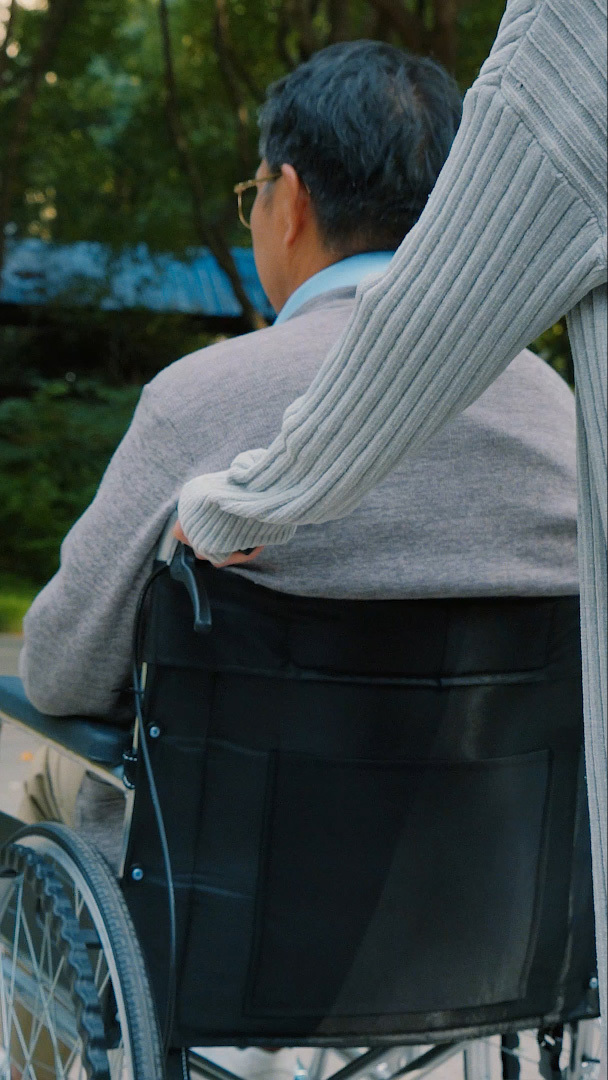 女儿推坐轮椅的父亲背影[双拐]mp4格式视频下载_正版视频编号116766-