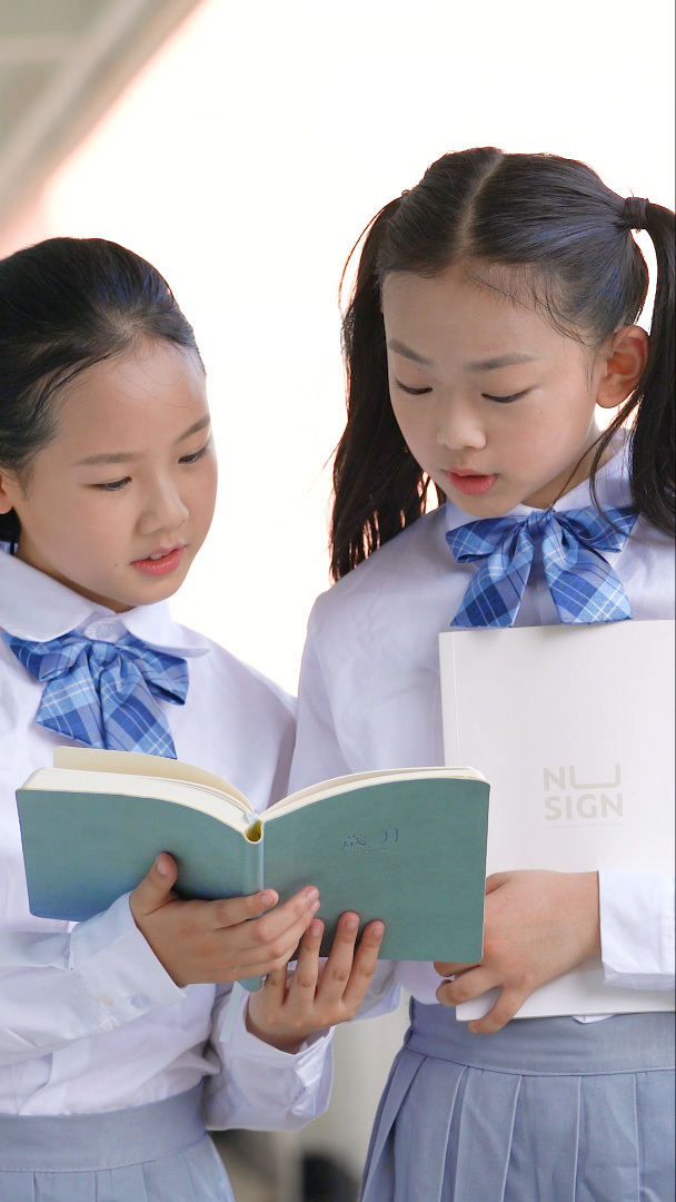 课间交流学习的小学生经验交流