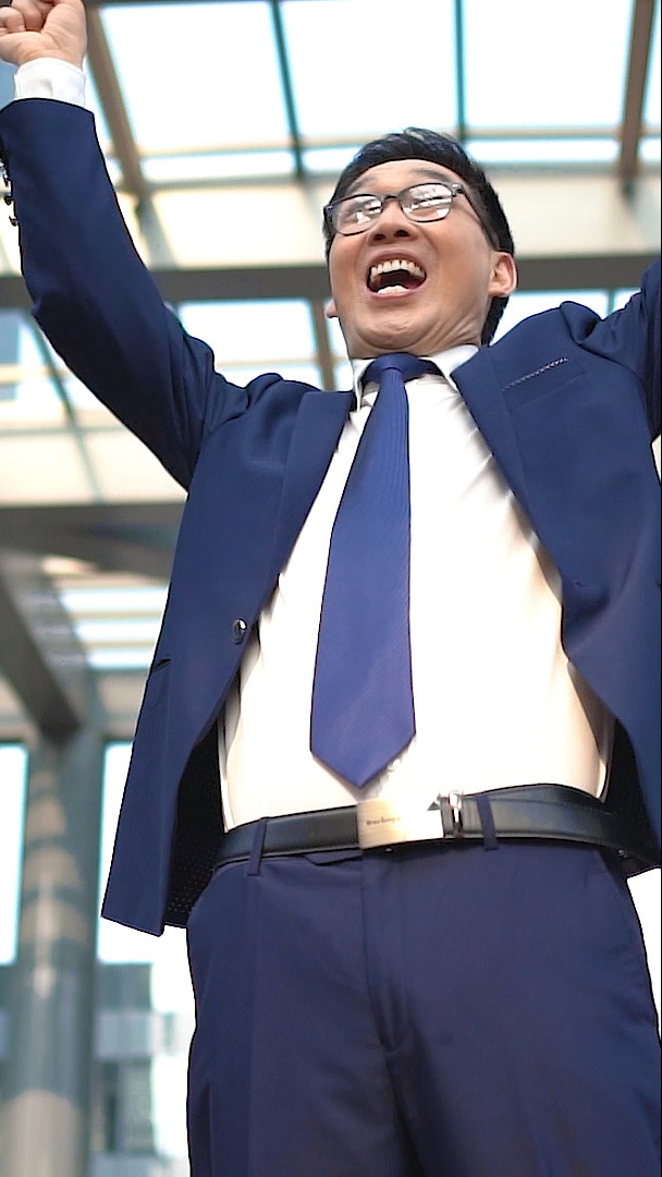 穿西装的金融商务男性挥手奋斗西装裤