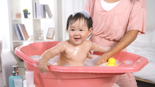 4K宝宝洗澡视频素材