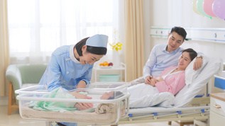 4k医院护士照顾新生婴儿视频素材