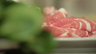 家庭聚餐吃羊肉卷涮羊肉视频素材