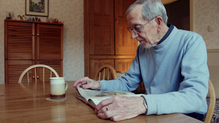 老人读书退休生活视频素材