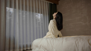 8K旅游度假在酒店惬意休息的女性视频素材