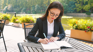 职业装女性认真学习视频素材