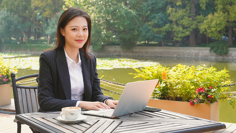 职场女性办公微笑形象女同胞mp4