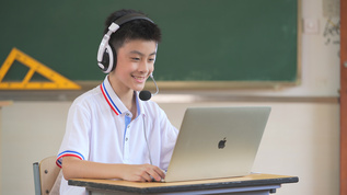 男生教室用电脑学习视频素材