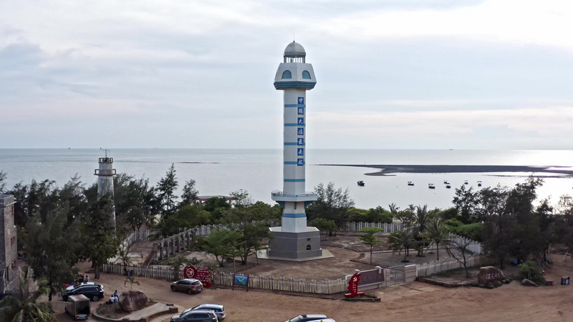 4k湛江徐闻海边日出下灯塔