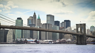 美国纽约市布鲁克林大桥和曼哈顿下城景观视频素材