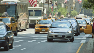 在美国纽约市纽约市公园大道上过马路的人视频素材