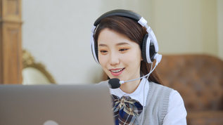 4k戴耳机学习上网课的女生视频素材