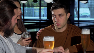 年轻男人在酒吧和朋友们一起欢乐喝酒视频素材
