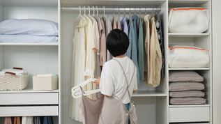 居家女士整理橱柜里的衣物视频素材