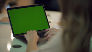 从事绿色屏幕笔记本电脑工作的商业妇女视频素材