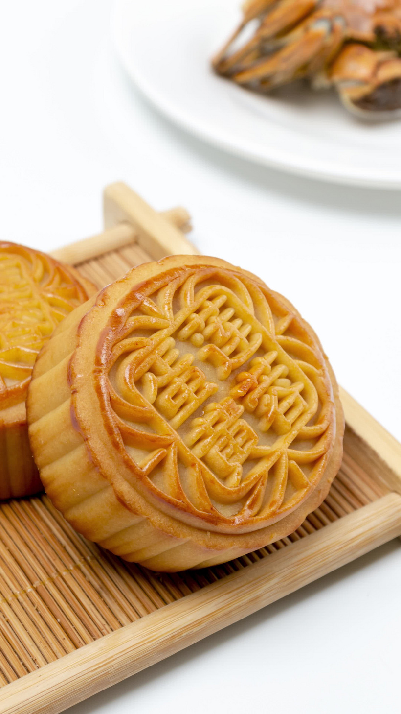 中秋月饼与大闸蟹美食4k实拍滑轨平移