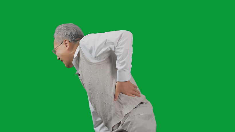 4k绿幕老年男性腰部疼痛